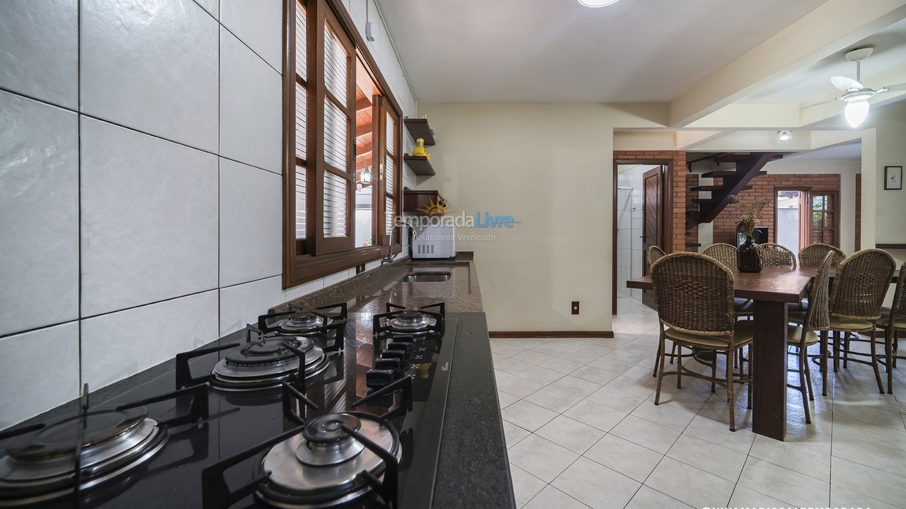 Casa para aluguel de temporada em Bombinhas (Praia de Bombas)