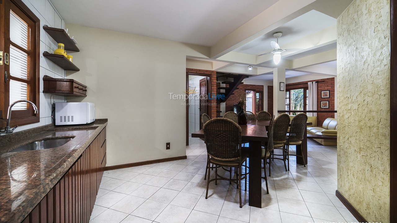 Casa para aluguel de temporada em Bombinhas (Praia de Bombas)