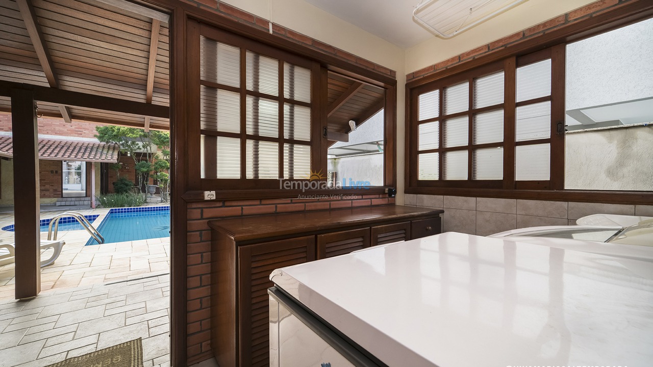 Casa para aluguel de temporada em Bombinhas (Praia de Bombas)