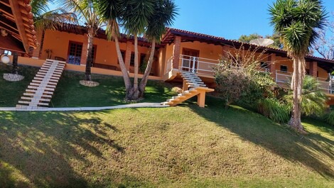 Varanda dos quartos para a montanhas 