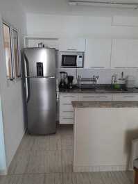 Apartamento com muita estrutura a 250 mt da praia com serviço de praia