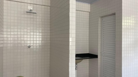 Chuveiro e banheiro andar térreo, junto com a piscina aquecida 