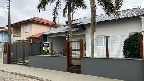 Linda casa com 1 suite mais 2 quartos com AC, WI-FI, 100m da Prainha