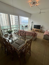 Sala vista para o mar 