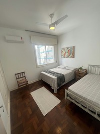 Quarto 2: cama de casal e cama de solteiro, quarto amplo arejado, conta também com ar condicionado e ventilador de teto, vista para mar