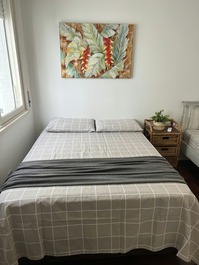 Quarto 2: cama de casal e cama de solteiro, quarto amplo arejado, conta também com ar condicionado e ventilador de teto, vista para mar