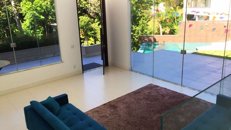 Casa Moderna, contemporânea e integrada a natureza - Aluguel ANUAL