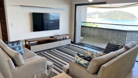 Beachfront penthouse for 15 people in Riviera de São Lourenço