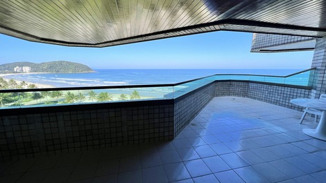 Beachfront penthouse for 15 people in Riviera de São Lourenço