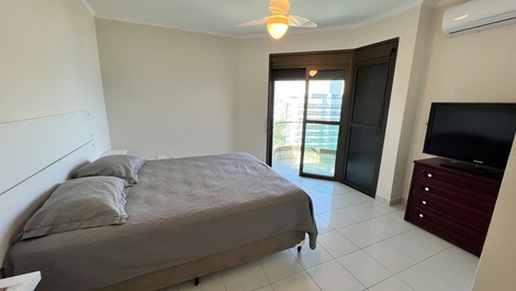 Beachfront penthouse for 15 people in Riviera de São Lourenço