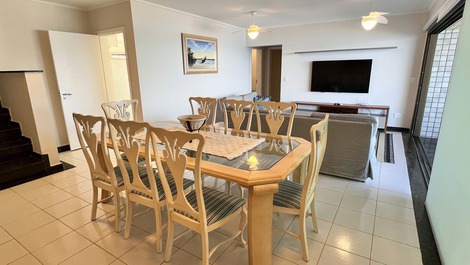 Beachfront penthouse for 15 people in Riviera de São Lourenço