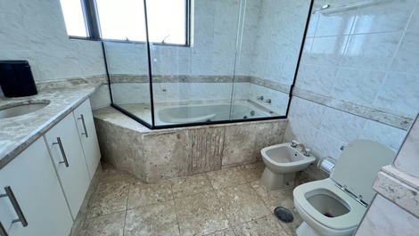 Beachfront penthouse for 15 people in Riviera de São Lourenço