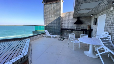 Beachfront penthouse for 15 people in Riviera de São Lourenço