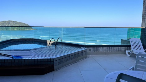 Beachfront penthouse for 15 people in Riviera de São Lourenço
