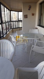 Belíssimo Apartamento com 04 Dormitórios em Meia Praia - Itapema/SC
