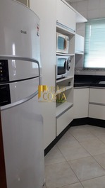 Belíssimo Apartamento com 04 Dormitórios em Meia Praia - Itapema/SC