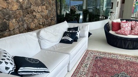 Casa con mágicas vistas al mar y montaña.