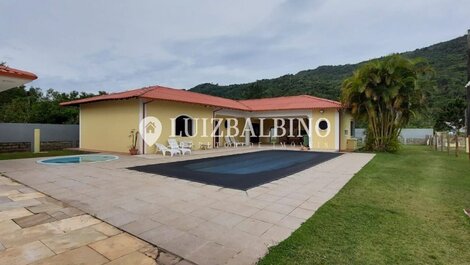 CASA COM PISCINA PARA 17 PESSOAS