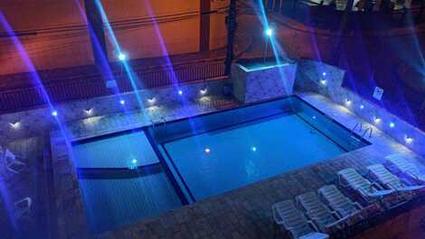 Vista da piscina a noite 🌙 