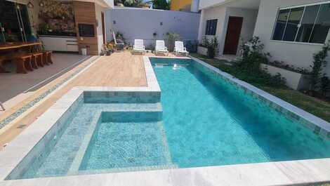 Casa con 5 suites con aire acondicionado, acceso a la playa y al río en una comunidad cerrada.