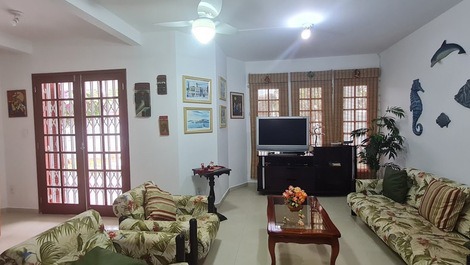 Casa com 5 quartos localizada a 140 metros do mar!