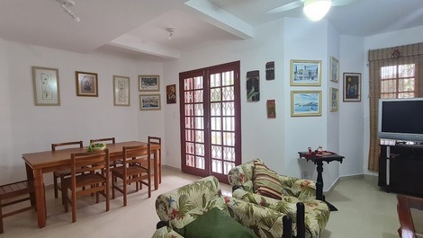 Casa com 5 quartos localizada a 140 metros do mar!