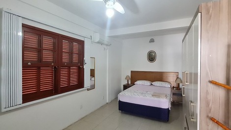 Casa com 5 quartos localizada a 140 metros do mar!