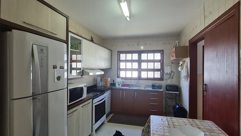 Casa com 5 quartos localizada a 140 metros do mar!