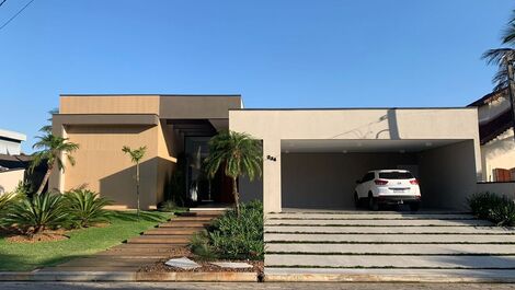 Casa de alto padrão, moderna e construída recentemente para oferecer todo conforto e segurança que você e sua família merecem 🙂