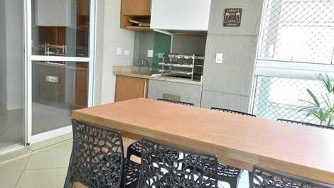 Ampla varanda com churrasqueira 