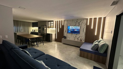 Sala com sofá com chaise 2,90mts + futon + tv 50”