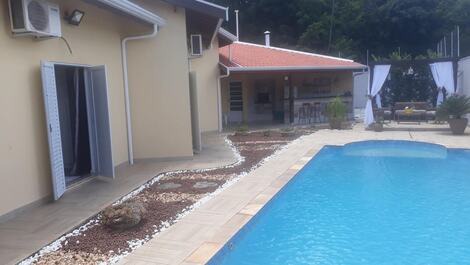 Área Externa Para Festas Familiares - Com Piscina e Quadra