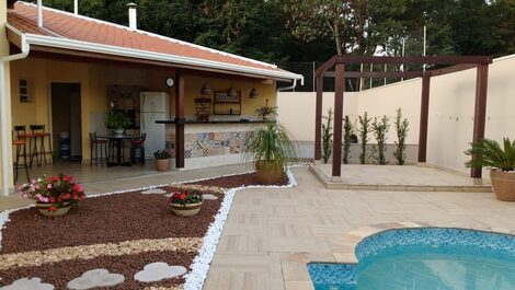 Área Externa Para Festas Familiares - Com Piscina e Quadra