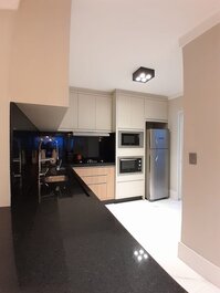 303 - Apto com 03 dorm com Vista Mar na Avenida Principal de Bombas