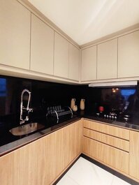 303 - Apto com 03 dorm com Vista Mar na Avenida Principal de Bombas