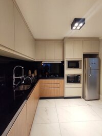 303 - Apto com 03 dorm com Vista Mar na Avenida Principal de Bombas