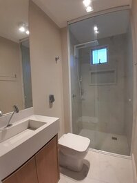 303 - Apto com 03 dorm com Vista Mar na Avenida Principal de Bombas