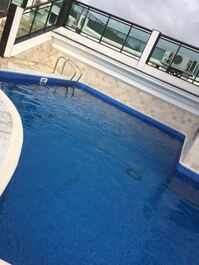 Piscina na cobertura do prédio 