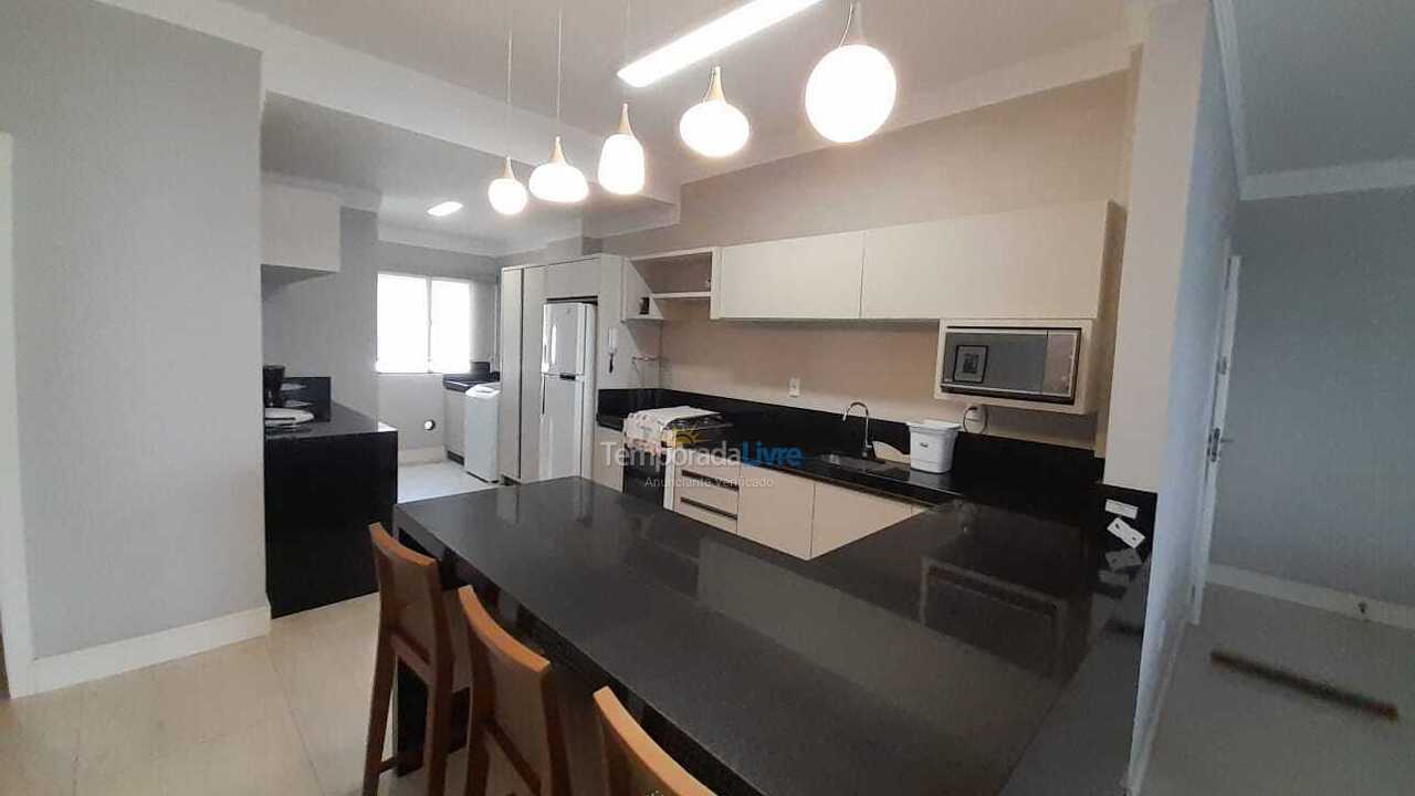 Apartamento para aluguel de temporada em Itapema (Meia Praia)