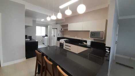 LINDA COBERTURA, FRENTE AO MAR. em Meia Praia p/ Temporada