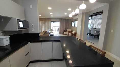 LINDA COBERTURA, FRENTE AO MAR. em Meia Praia p/ Temporada