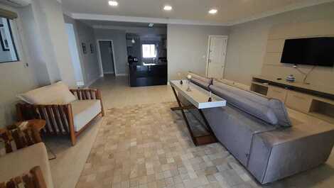 LINDA COBERTURA, FRENTE AO MAR. em Meia Praia p/ Temporada