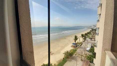 LINDA COBERTURA, FRENTE AO MAR. em Meia Praia p/ Temporada