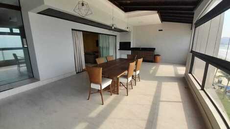 LINDA COBERTURA, FRENTE AO MAR. em Meia Praia p/ Temporada