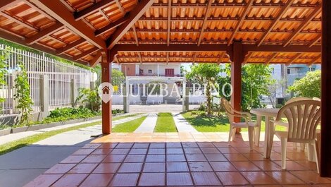 Excelente Casa a 100 metros del mar en Cachoeira do Bom Jesus para Verano