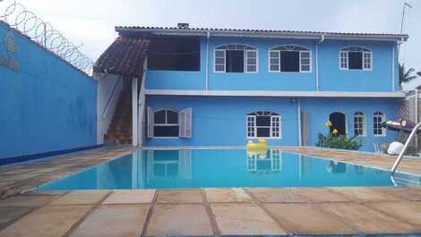 Piscina grande compartilhada 