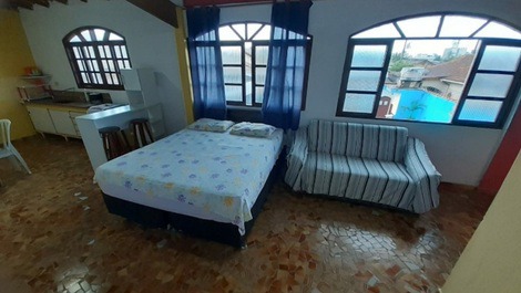 Cama queen size e sofá cama para até duas pessoas