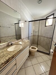 Facing the beach, apartment 3 bedrooms, suite and balcony with full view!