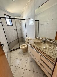 Facing the beach, apartment 3 bedrooms, suite and balcony with full view!