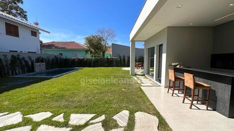 PRAIA DANIELA CASA NUEVA DE ALTO ESTÁNDAR A 150M DEL MAR